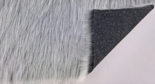 Kunstfell meterware, schwarzer Grund mit weißem (grauem), Flor 60 mm, Breite 150,